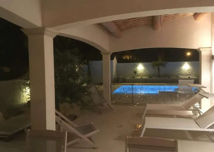 Villa-castellane 度假居 *